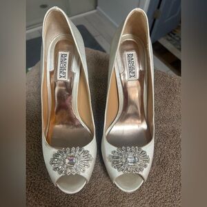Badgley Mischka “Jeannie” ivory satin rhinestone brooch stiletto heels. NWOB 10